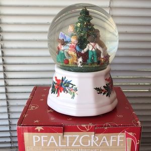 Pfaltzgraff Christmas Heritage Snow Globe